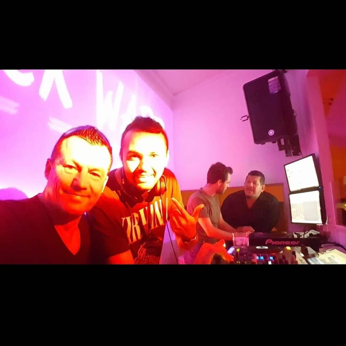 DJ Micha mit Kollegen am Pult